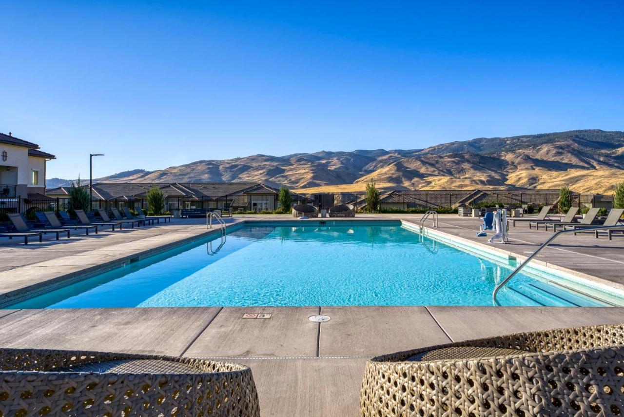 Apartment Luxury Retreat - King Beds, Hot Tub, & Pool - Family & Remote Work Friendly Reno
