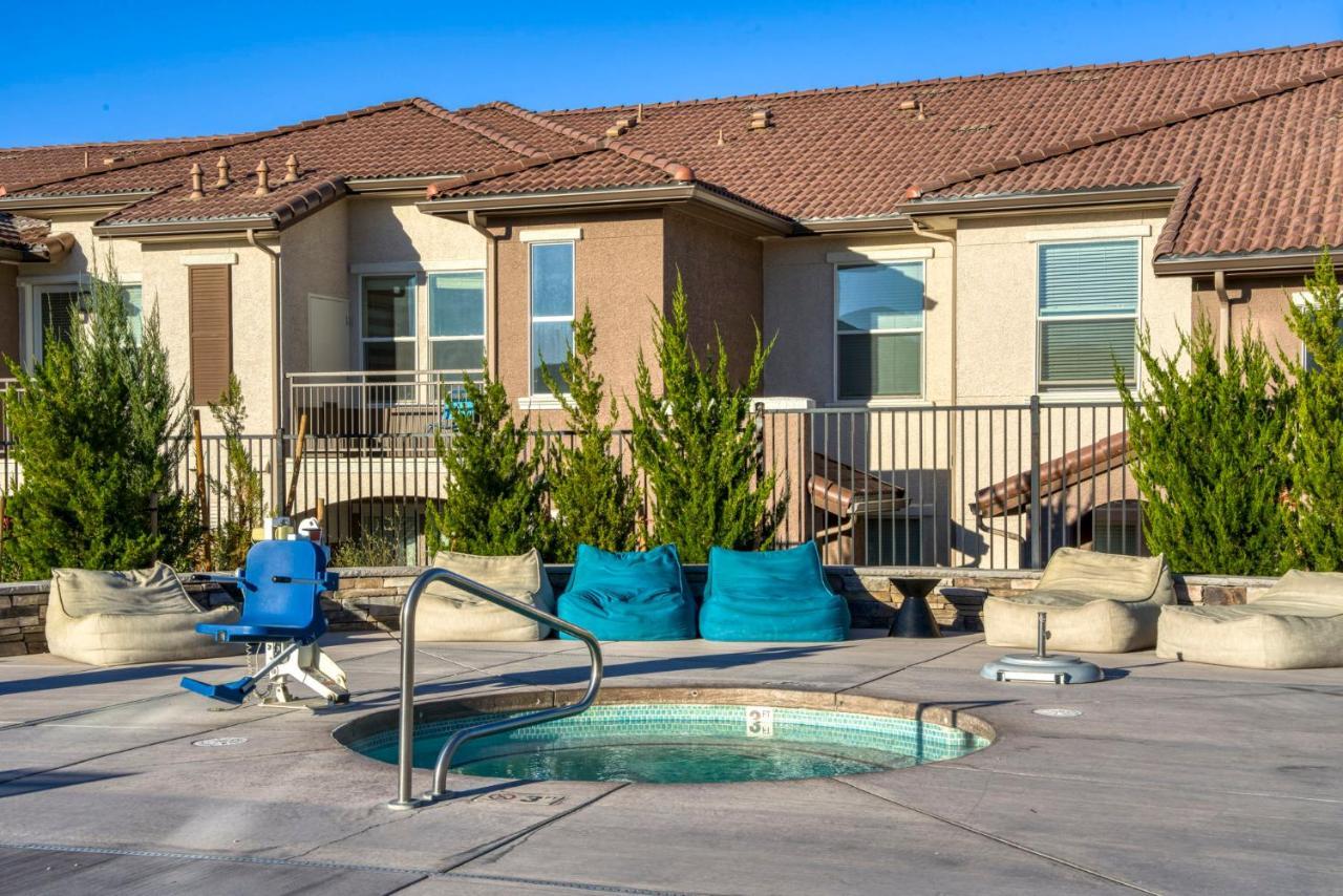 Luxury Retreat - King Beds, Hot Tub, & Pool - Family & Remote Work Friendly *