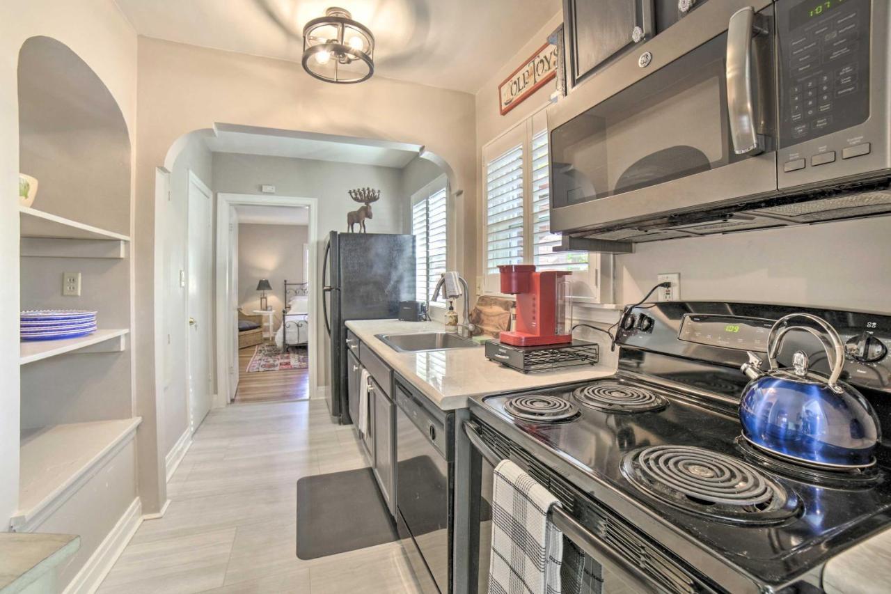 Holiday home Enchanting Retreat With Deck Walk To Midtown!