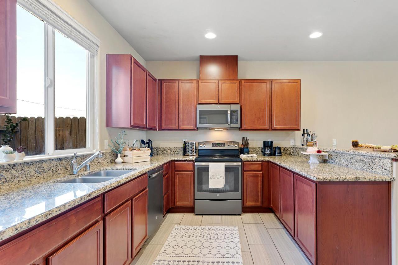 Apartment High End Midtown With Fireplace And Ensuite Baths Reno