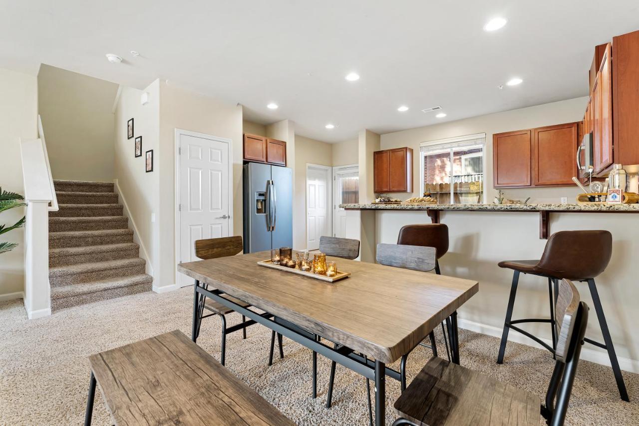 High End Midtown With Fireplace And Ensuite Baths * Reno