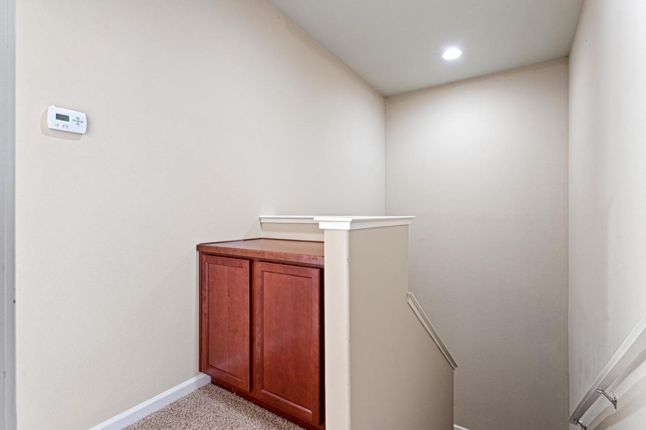 High End Midtown With Fireplace And Ensuite Baths Apartment Reno