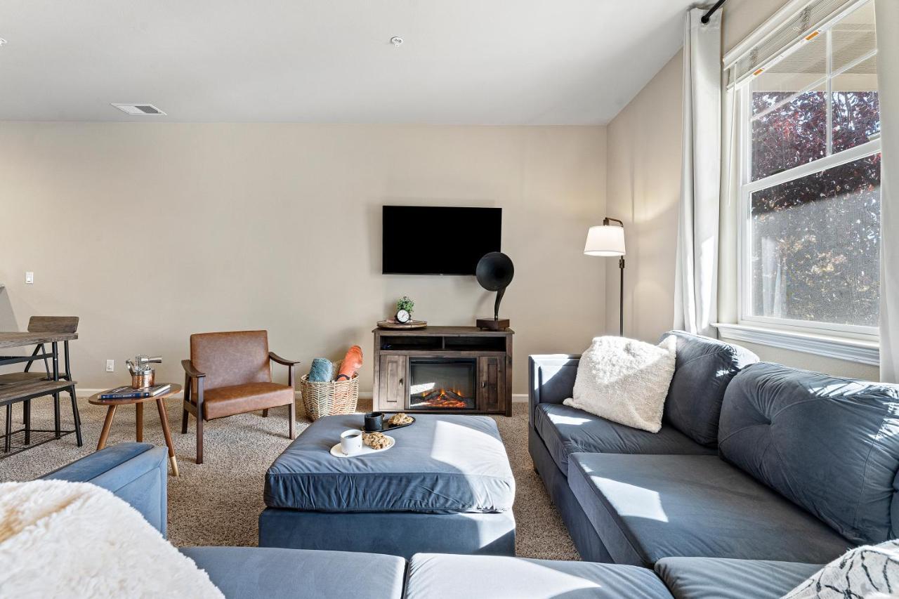 High End Midtown With Fireplace And Ensuite Baths * Reno