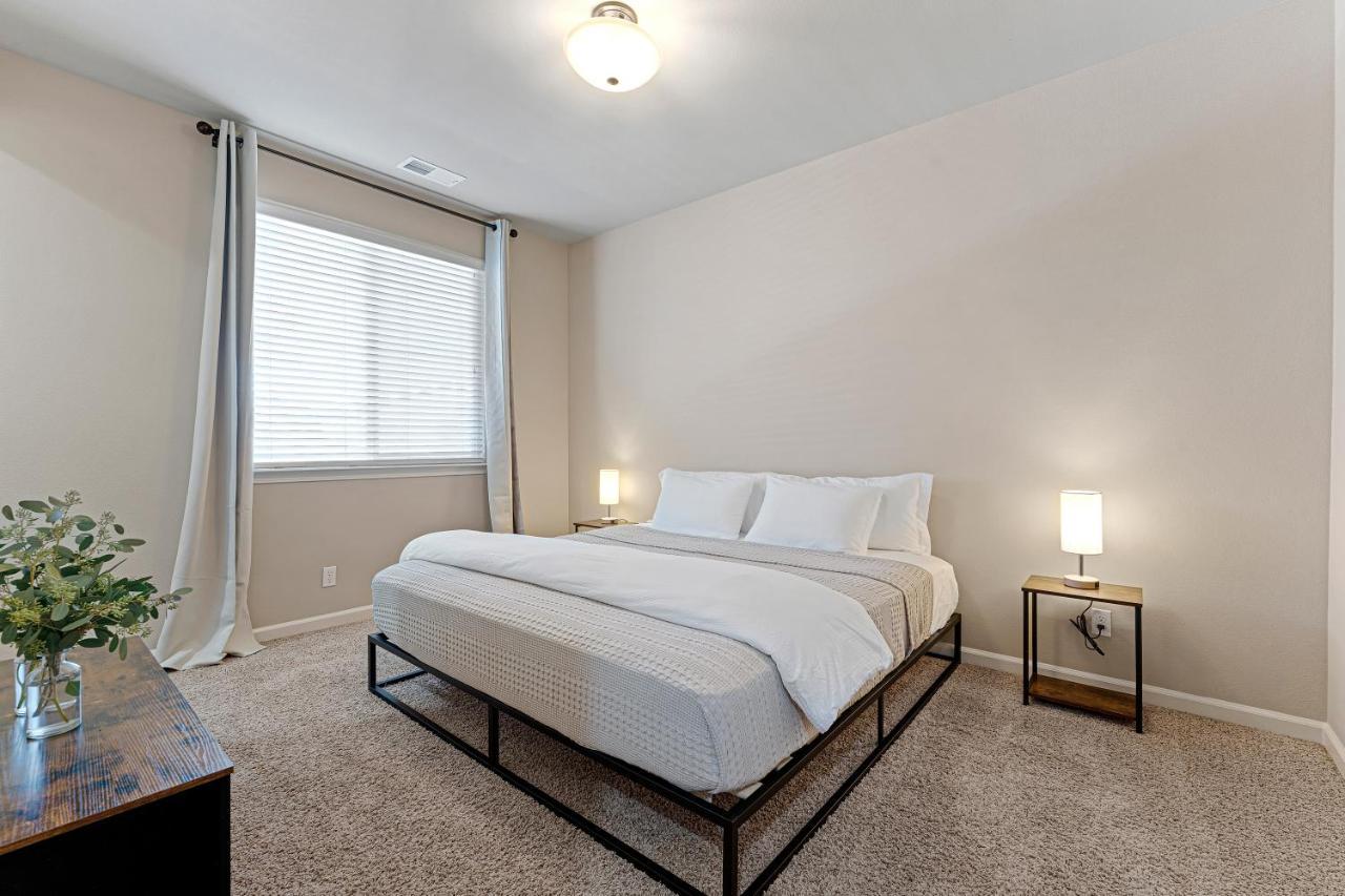 High End Midtown With Fireplace And Ensuite Baths Apartment *