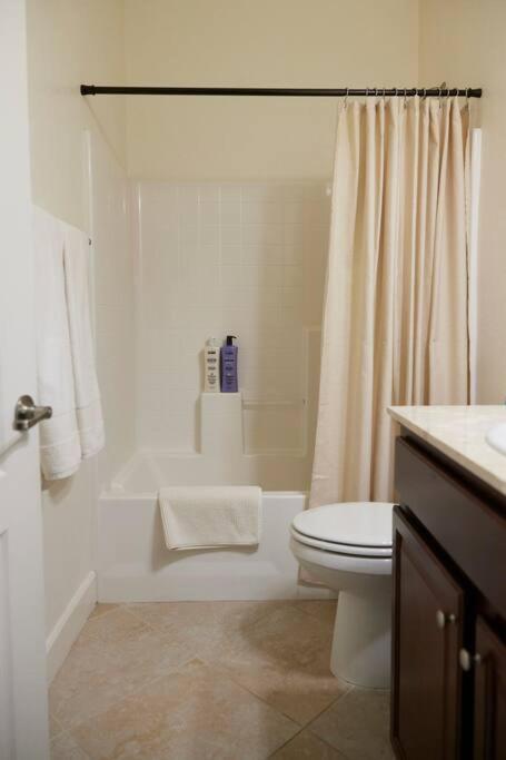 New Upscale House, Tahoe 30-min W/ Cal King Holiday home