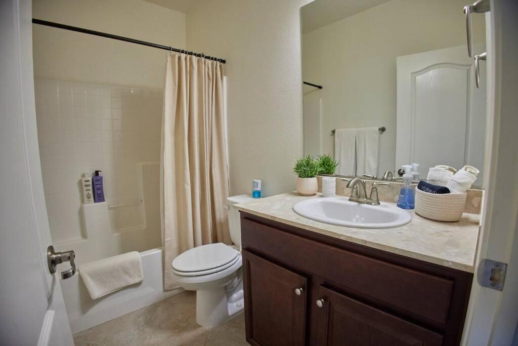 New Upscale House, Tahoe 30-min W/ Cal King Holiday home *