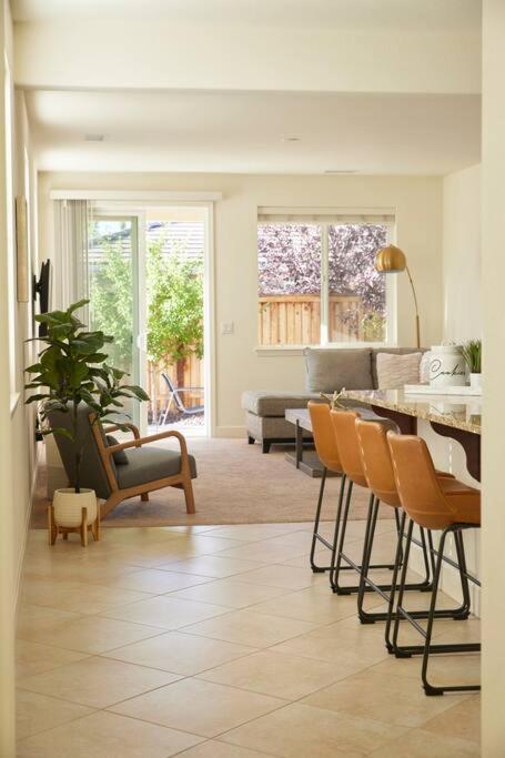 New Upscale House, Tahoe 30-min W/ Cal King Reno
