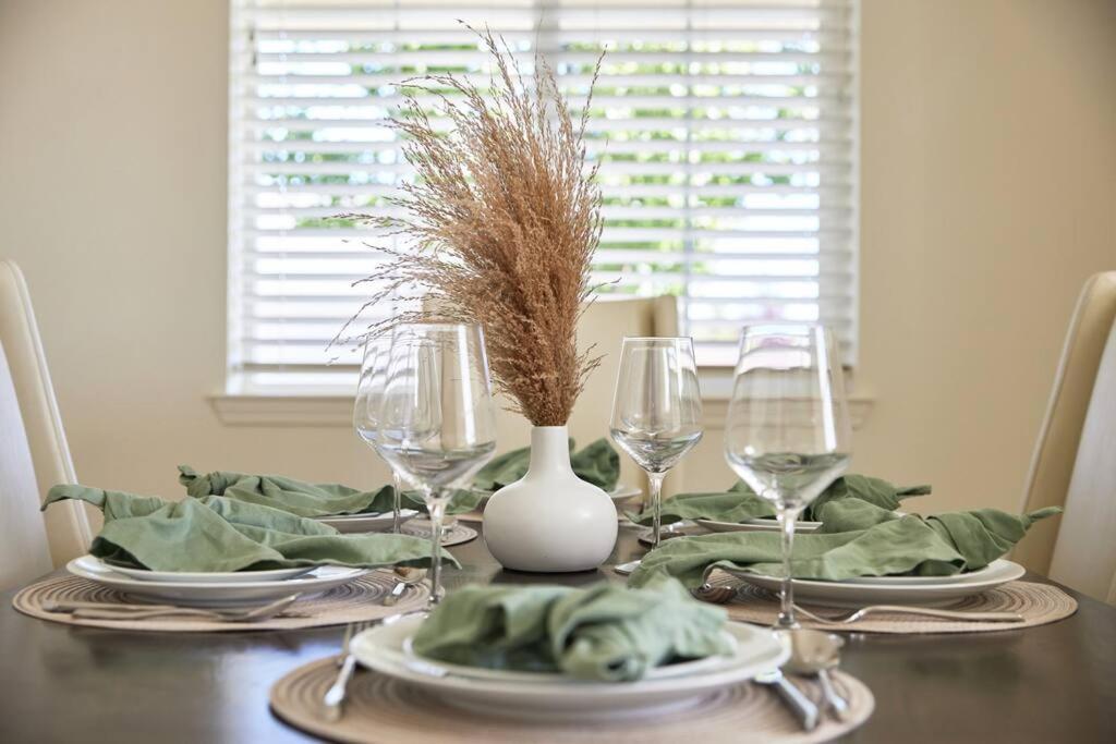 New Upscale House, Tahoe 30-min W/ Cal King Holiday home Reno