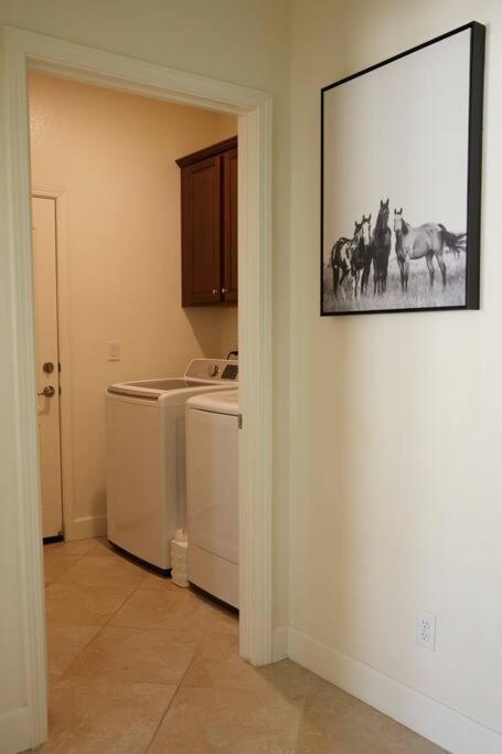 New Upscale House, Tahoe 30-min W/ Cal King Holiday home Reno