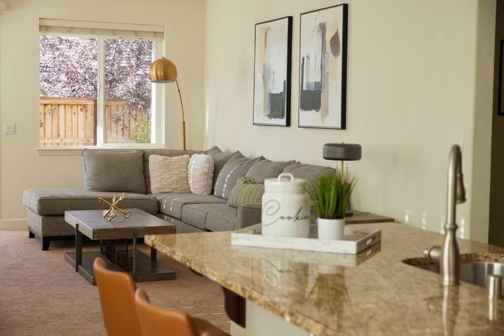 New Upscale House, Tahoe 30-min W/ Cal King *