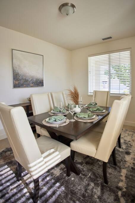 New Upscale House, Tahoe 30-min W/ Cal King * Reno