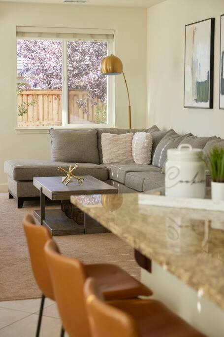 New Upscale House, Tahoe 30-min W/ Cal King Holiday home *