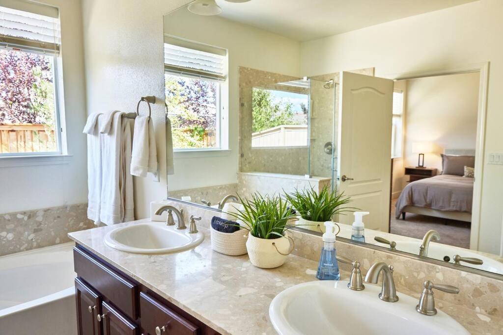 New Upscale House, Tahoe 30-min W/ Cal King