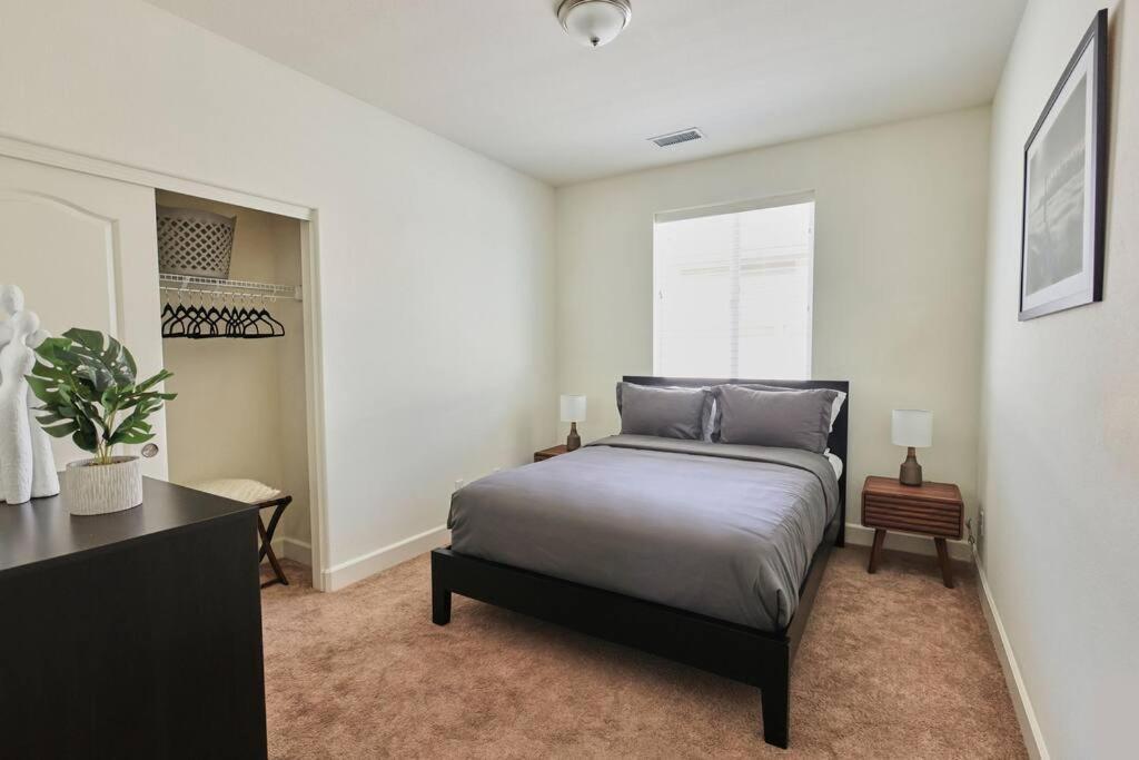 New Upscale House, Tahoe 30-min W/ Cal King Holiday home Reno