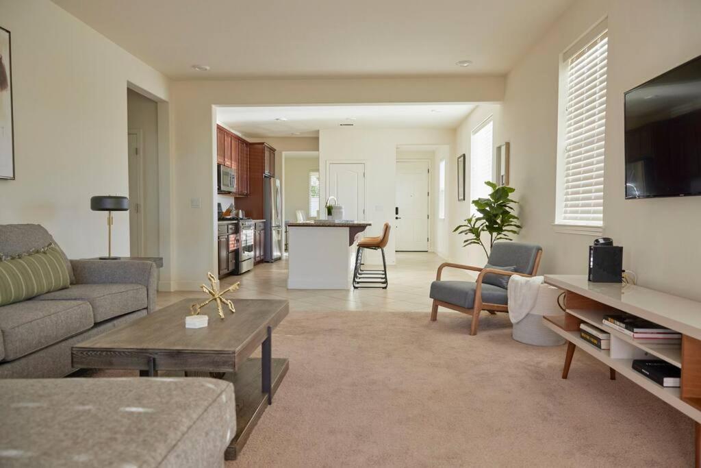 New Upscale House, Tahoe 30-min W/ Cal King Holiday home