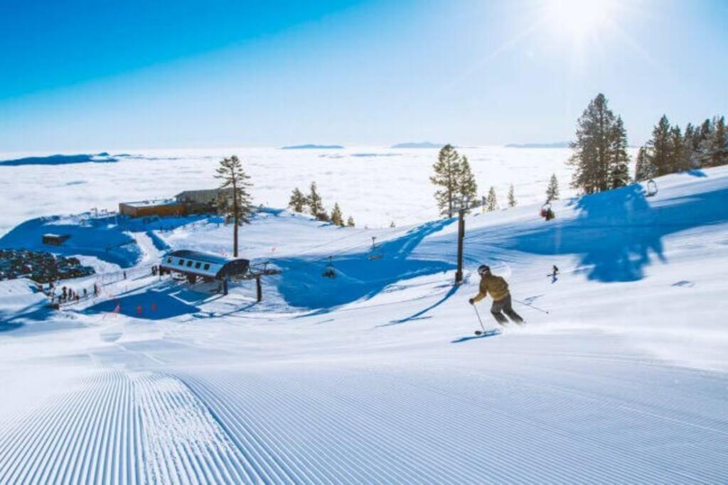 New Upscale House, Tahoe 30-min W/ Cal King Holiday home *