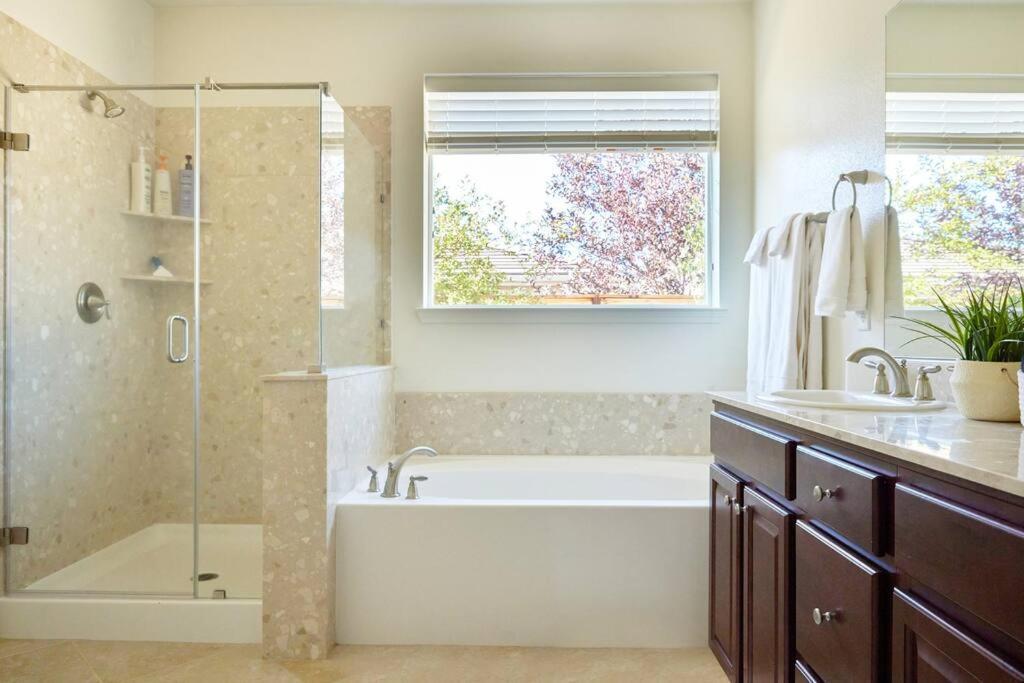 New Upscale House, Tahoe 30-min W/ Cal King *