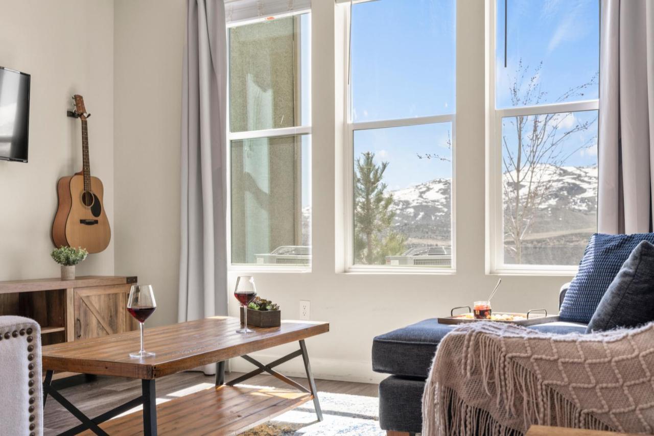 Apartment Luxury Retreat - King Beds, Hot Tub, & Pool - Family & Remote Work Friendly