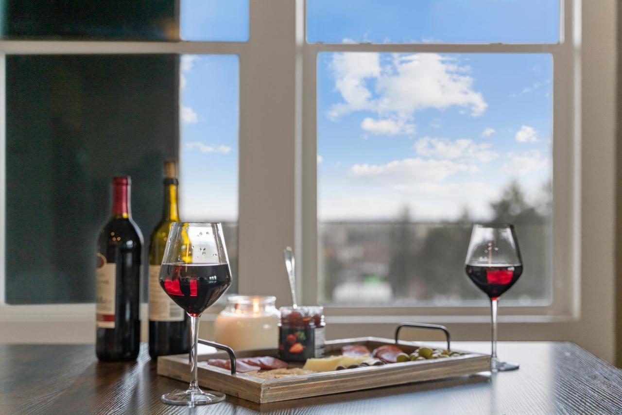 Apartment Luxury Retreat - King Beds, Hot Tub, & Pool - Family & Remote Work Friendly *