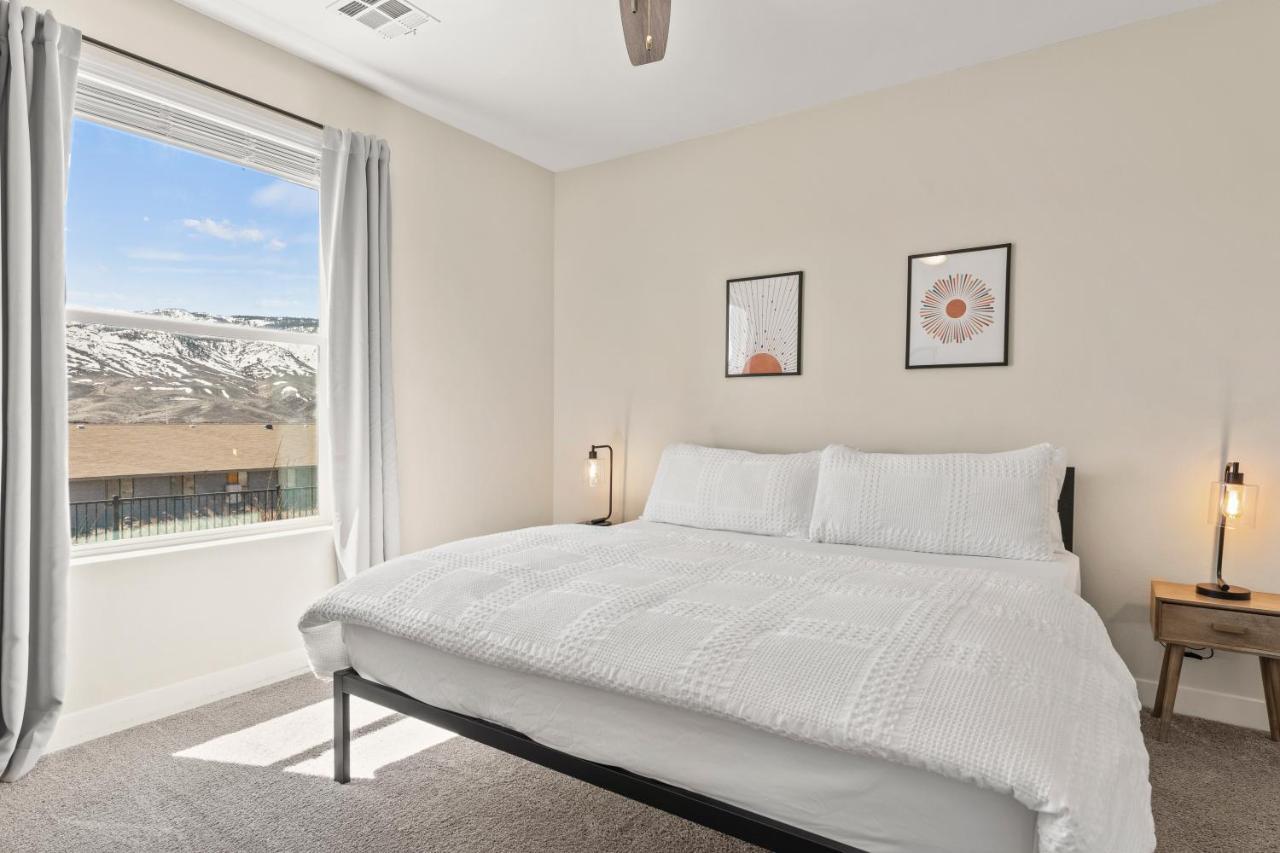 Luxury Retreat - King Beds, Hot Tub, & Pool - Family & Remote Work Friendly * Reno
