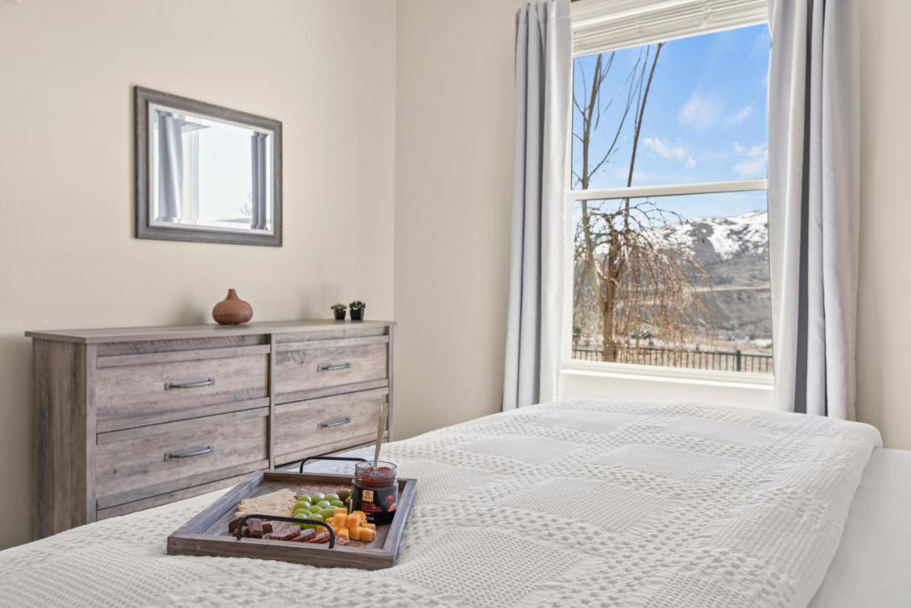 Luxury Retreat - King Beds, Hot Tub, & Pool - Family & Remote Work Friendly * Reno