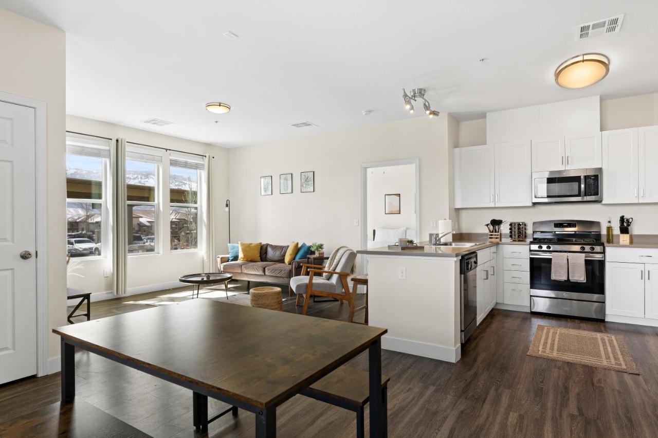 Apartment Luxury Retreat - King Beds, Hot Tub, & Pool - Family & Remote Work Friendly Reno