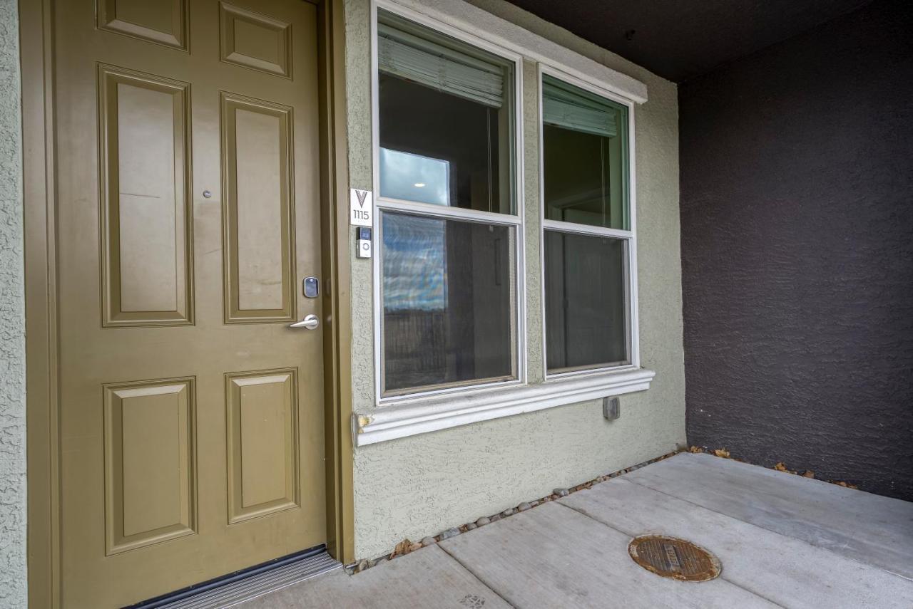 Apartment Luxury Retreat - King Beds, Hot Tub, & Pool - Family & Remote Work Friendly *