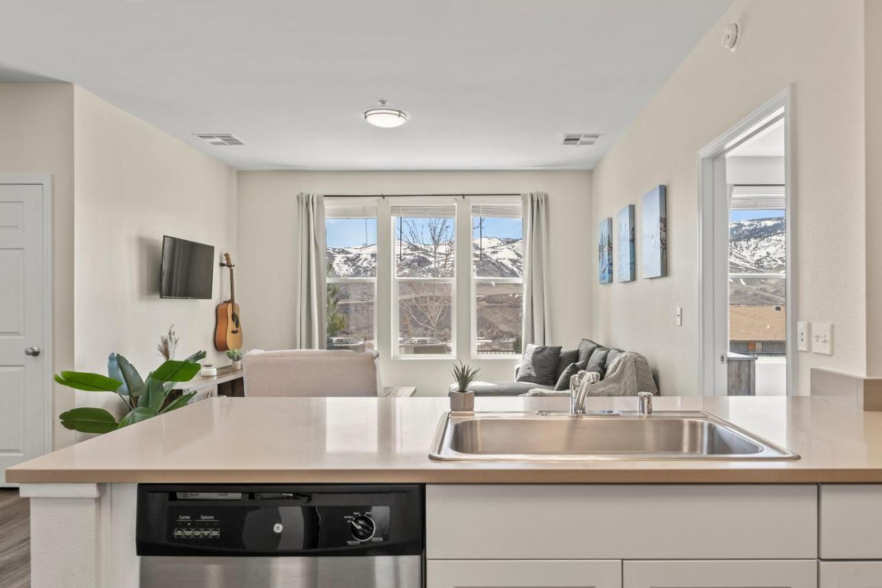 Apartment Luxury Retreat - King Beds, Hot Tub, & Pool - Family & Remote Work Friendly