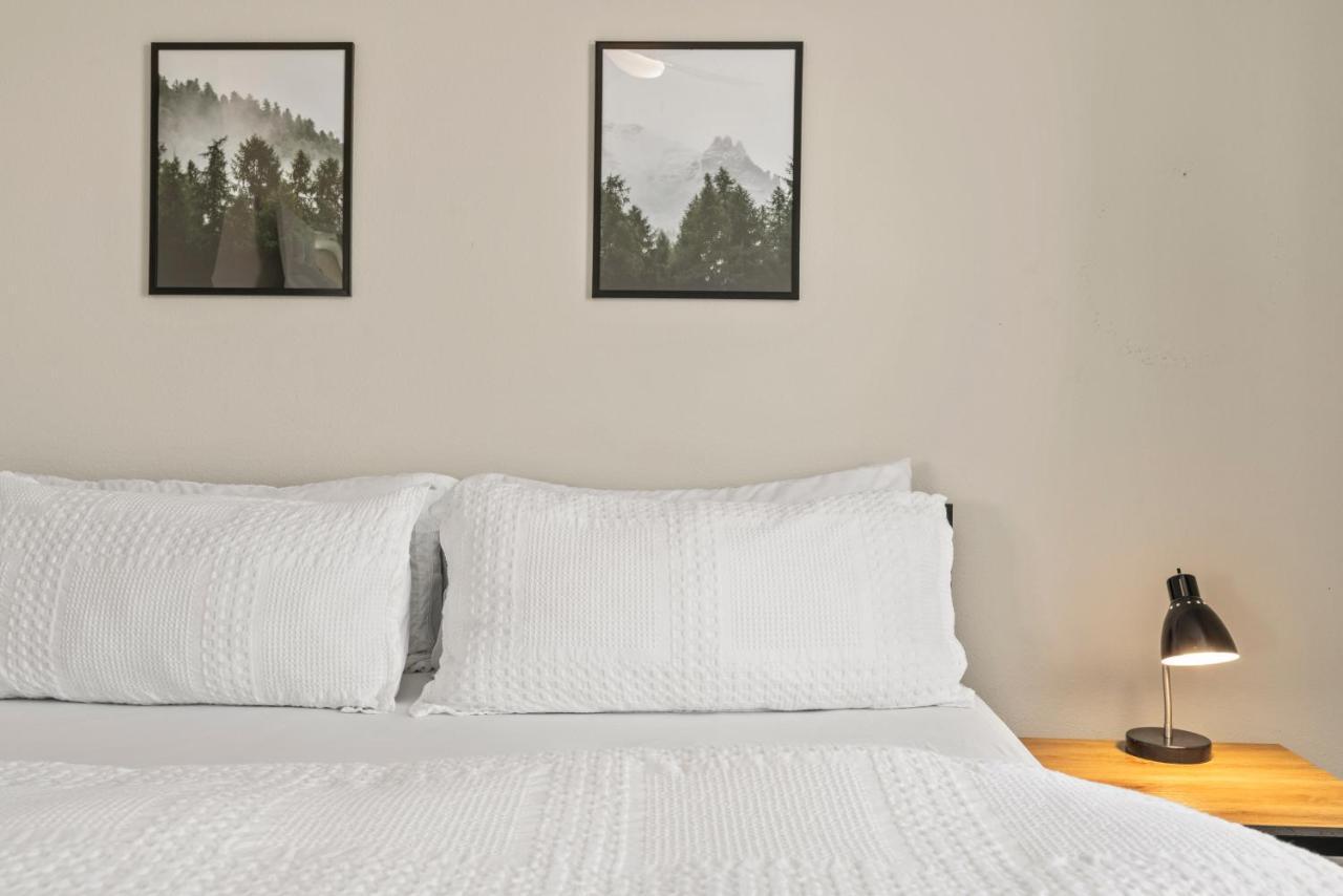 Apartment Luxury Retreat - King Beds, Hot Tub, & Pool - Family & Remote Work Friendly *