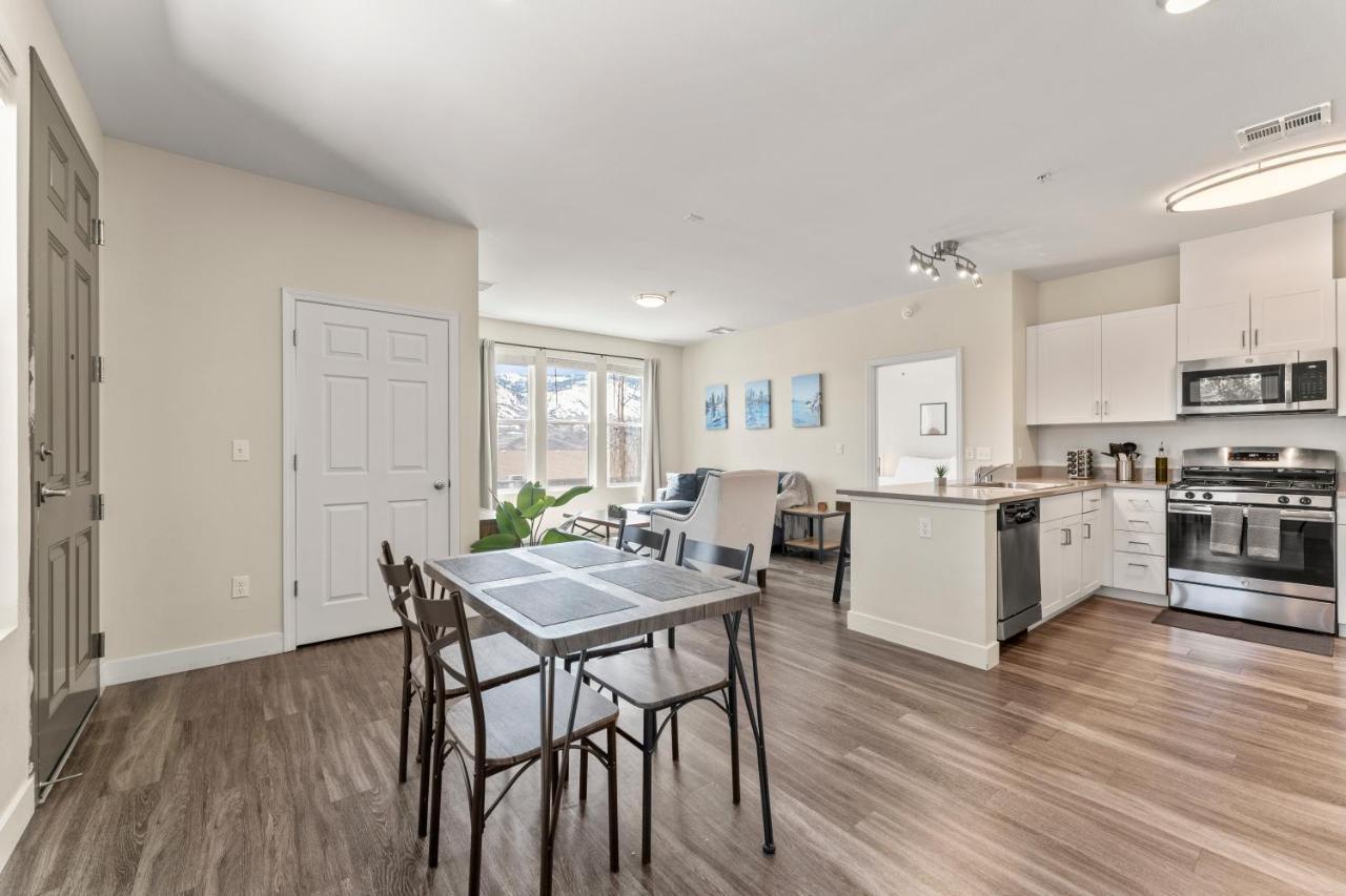 Apartment Luxury Retreat - King Beds, Hot Tub, & Pool - Family & Remote Work Friendly *