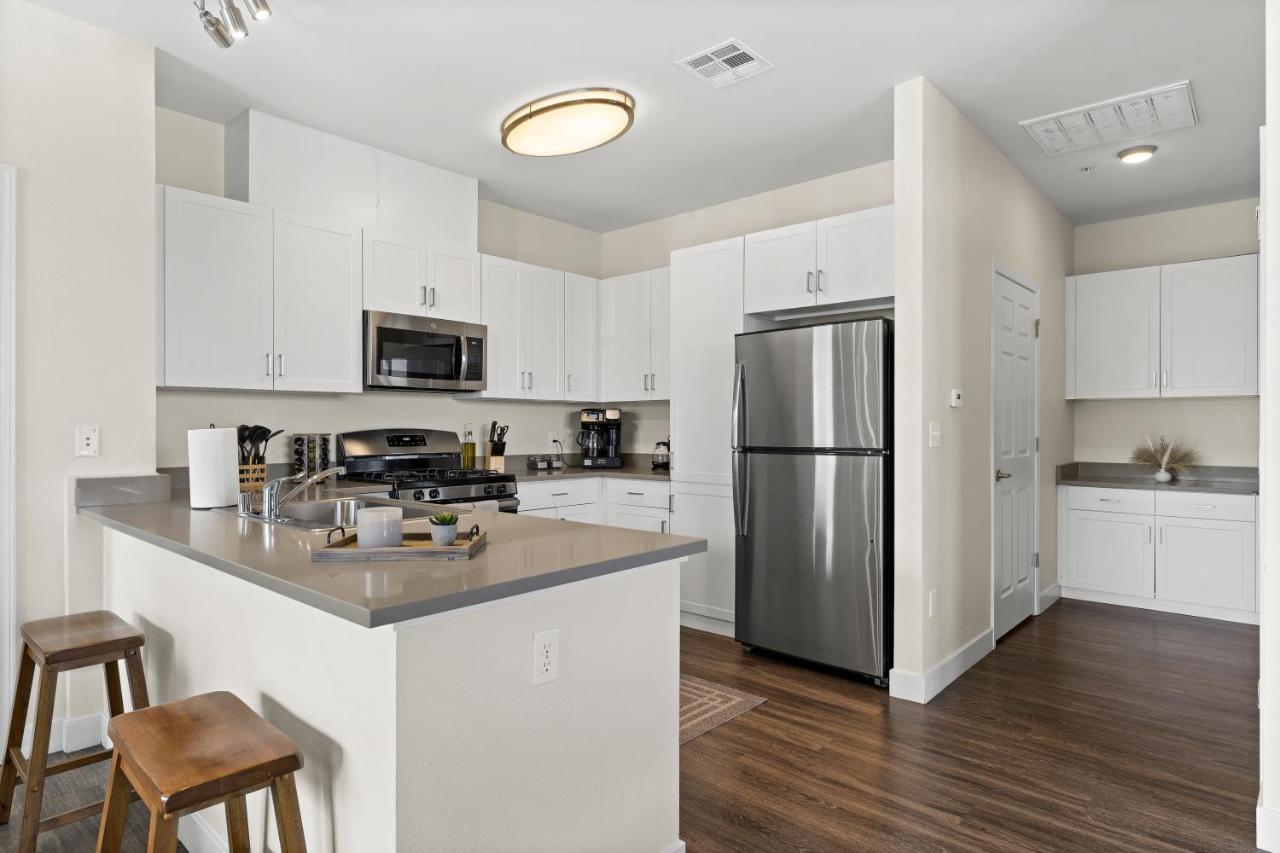 Apartment Luxury Retreat - King Beds, Hot Tub, & Pool - Family & Remote Work Friendly *