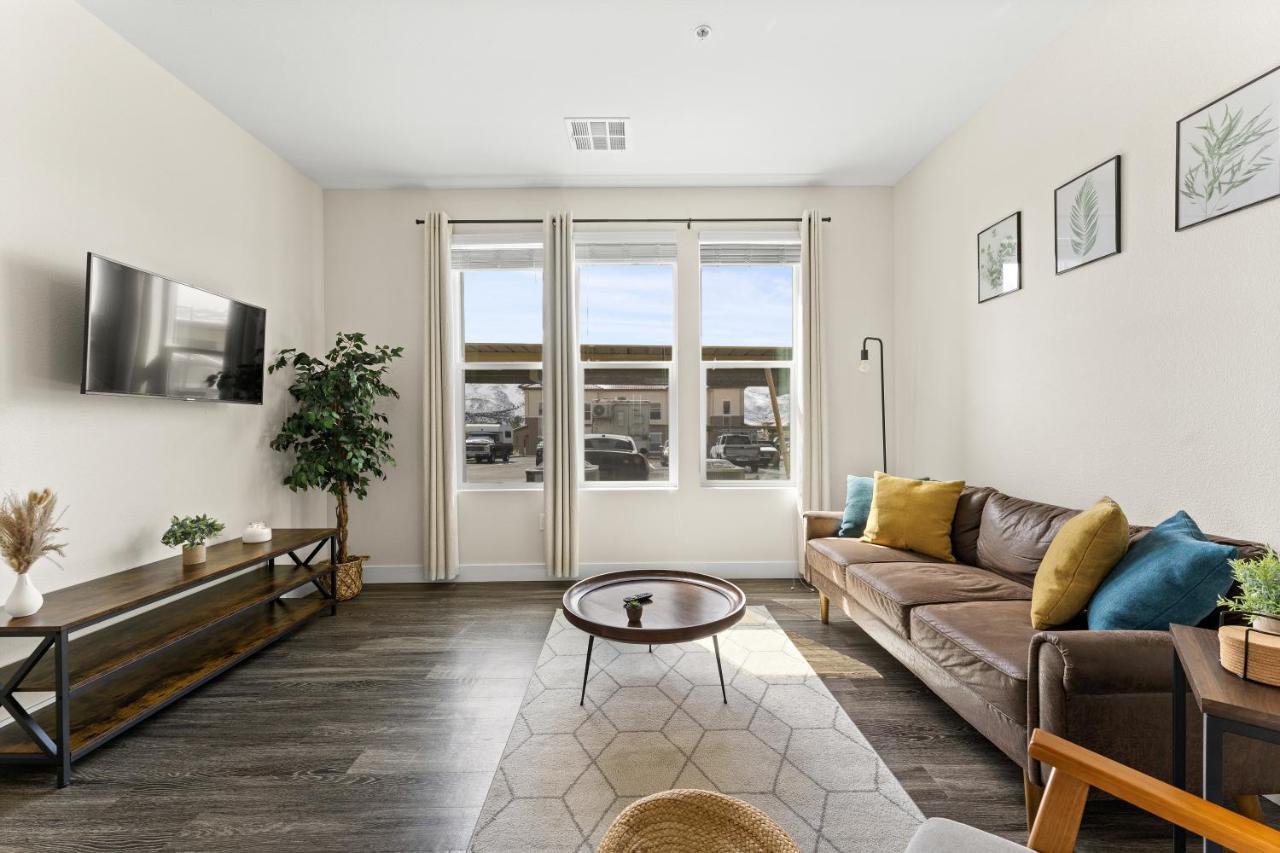 Luxury Retreat - King Beds, Hot Tub, & Pool - Family & Remote Work Friendly Apartment Reno