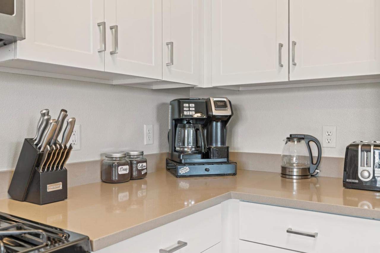 Luxury Retreat - King Beds, Hot Tub, & Pool - Family & Remote Work Friendly Apartment Reno