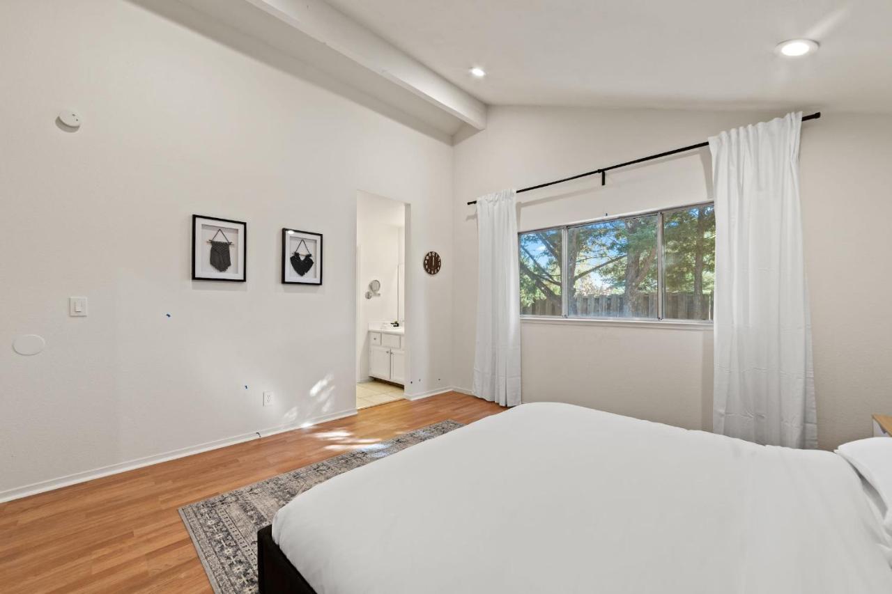 Delightful 4br Nr Downtown W Fireplace Holiday home *