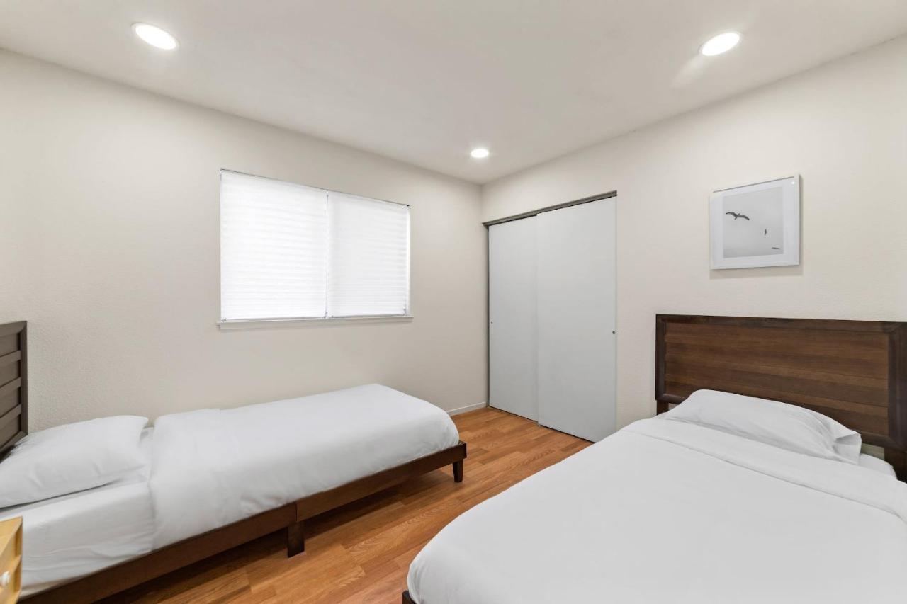 Delightful 4br Nr Downtown W Fireplace