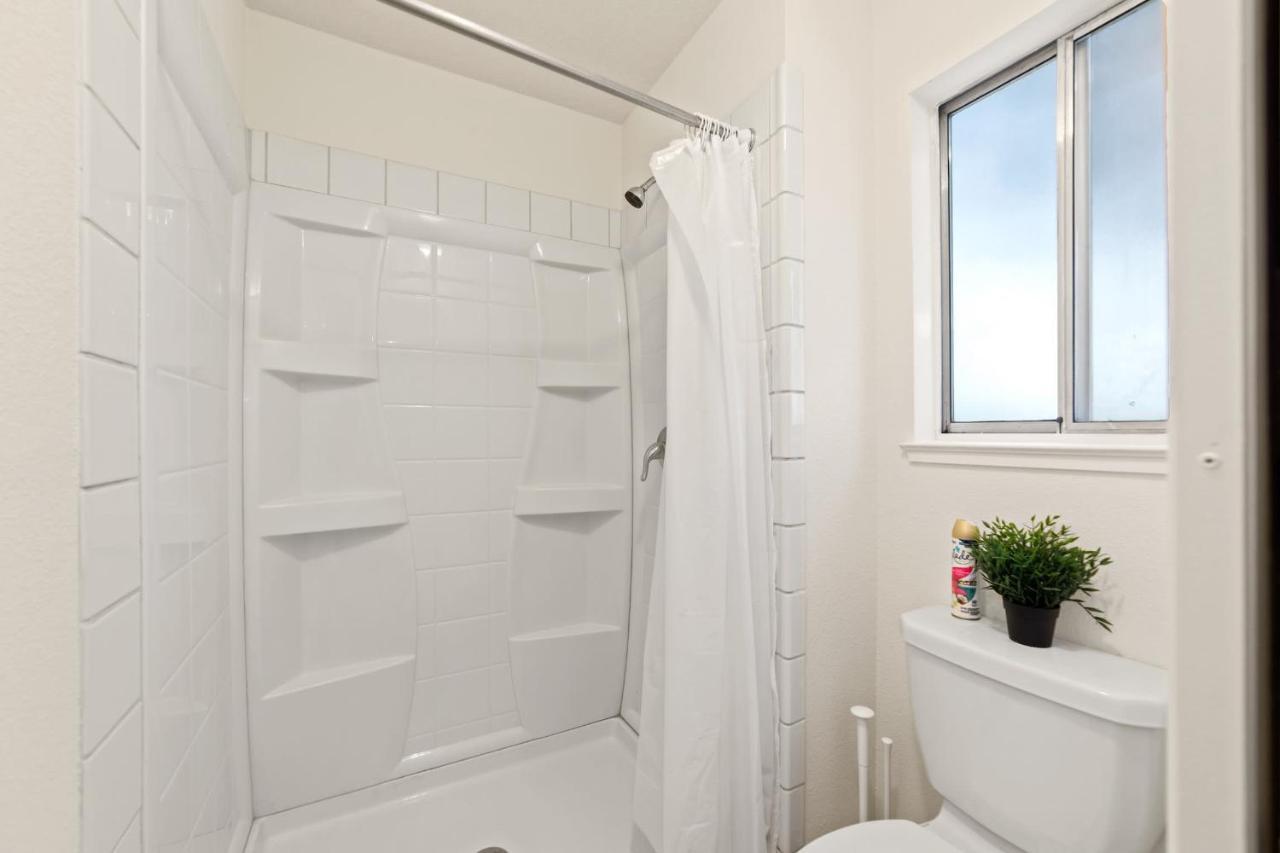 Delightful 4br Nr Downtown W Fireplace