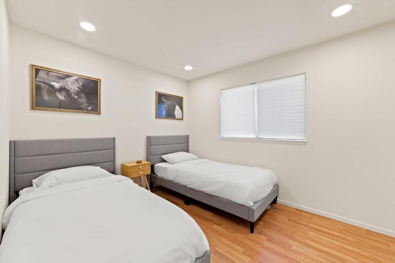 Delightful 4br Nr Downtown W Fireplace * Reno