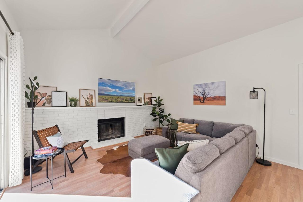 Delightful 4br Nr Downtown W Fireplace Holiday home *