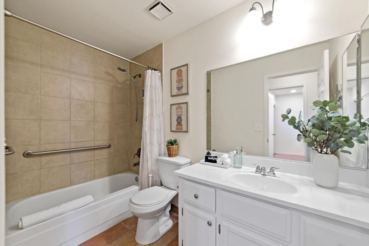 Holiday home Delightful 4br Nr Downtown W Fireplace