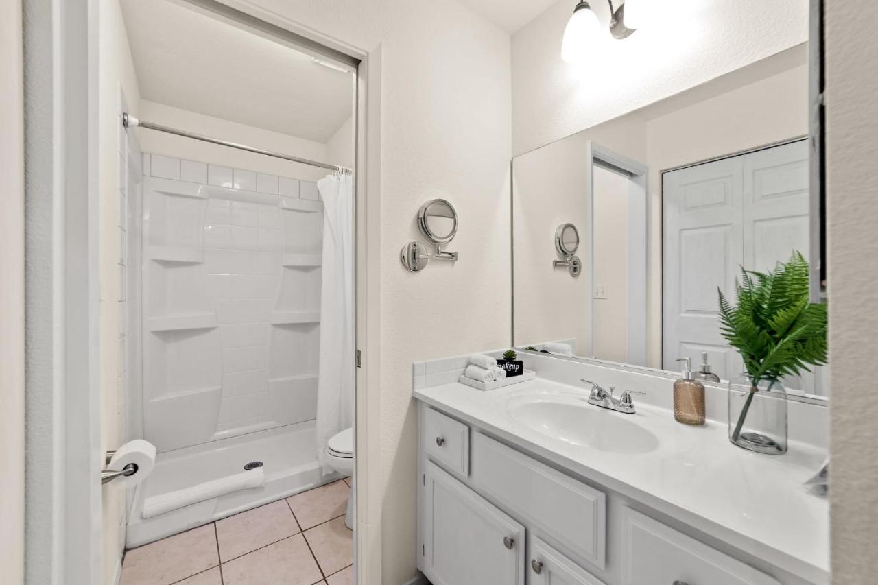 Delightful 4br Nr Downtown W Fireplace