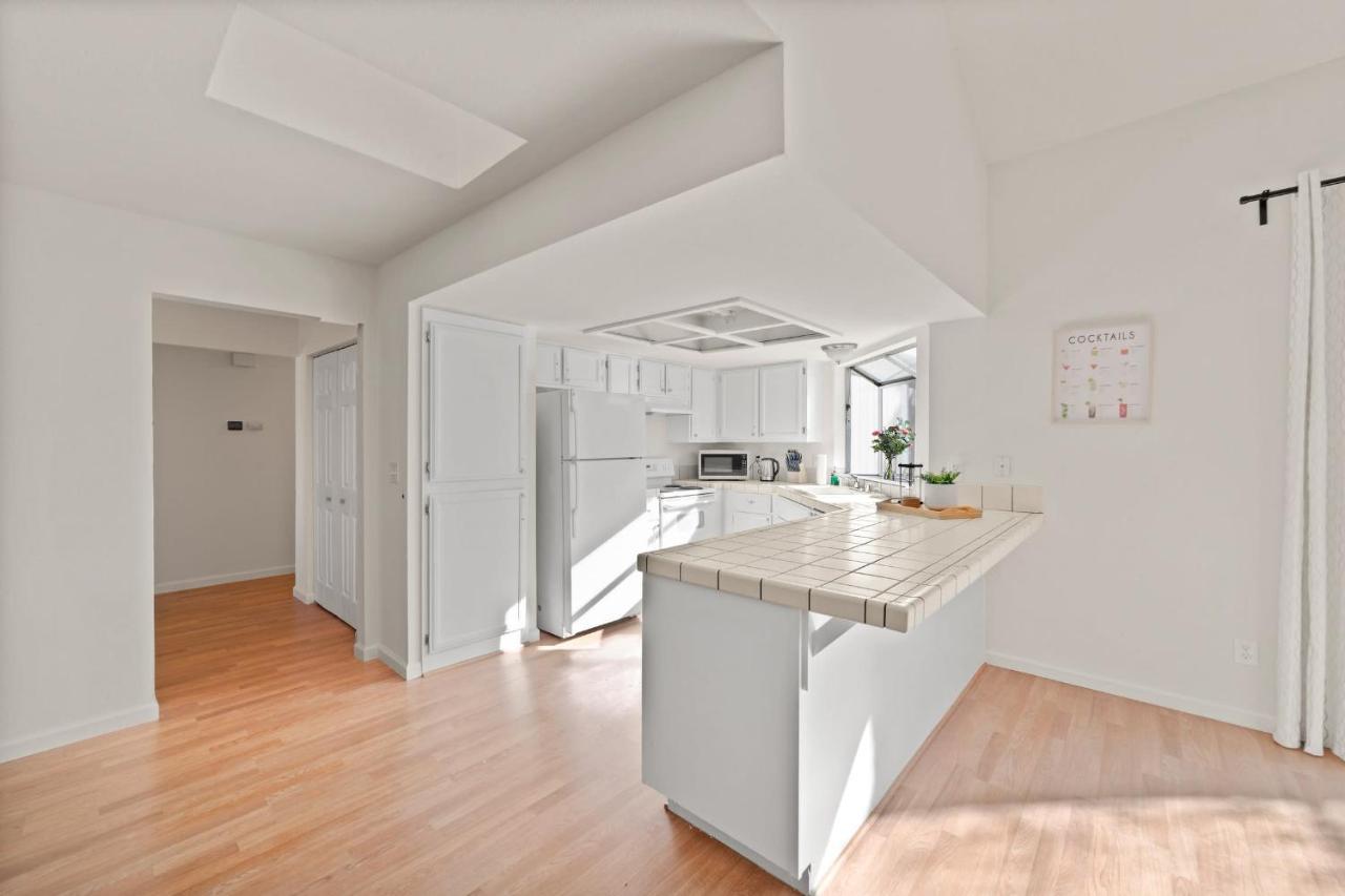Delightful 4br Nr Downtown W Fireplace * Reno