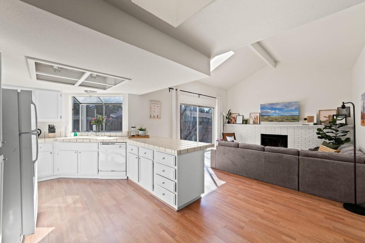 Delightful 4br Nr Downtown W Fireplace Reno