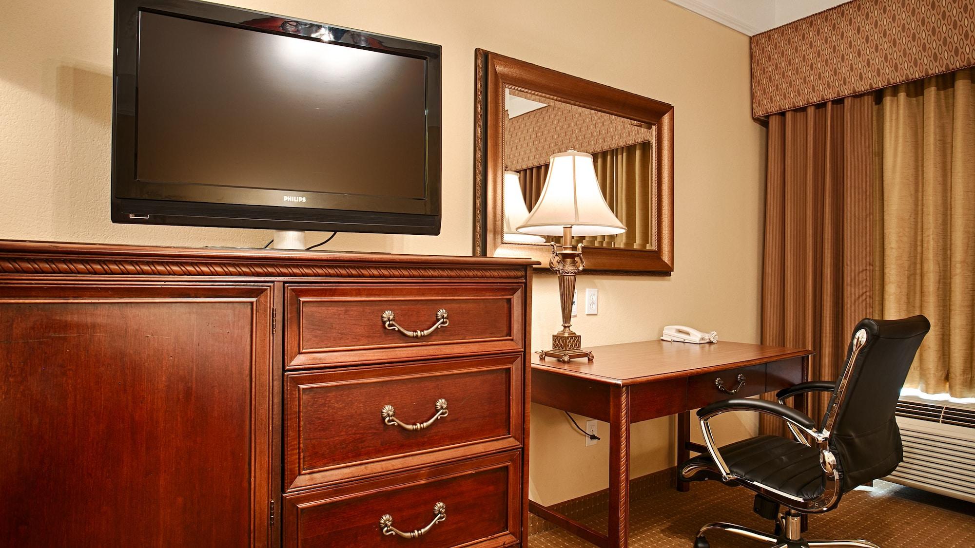 Hotel Surestay By Western Airport 3*