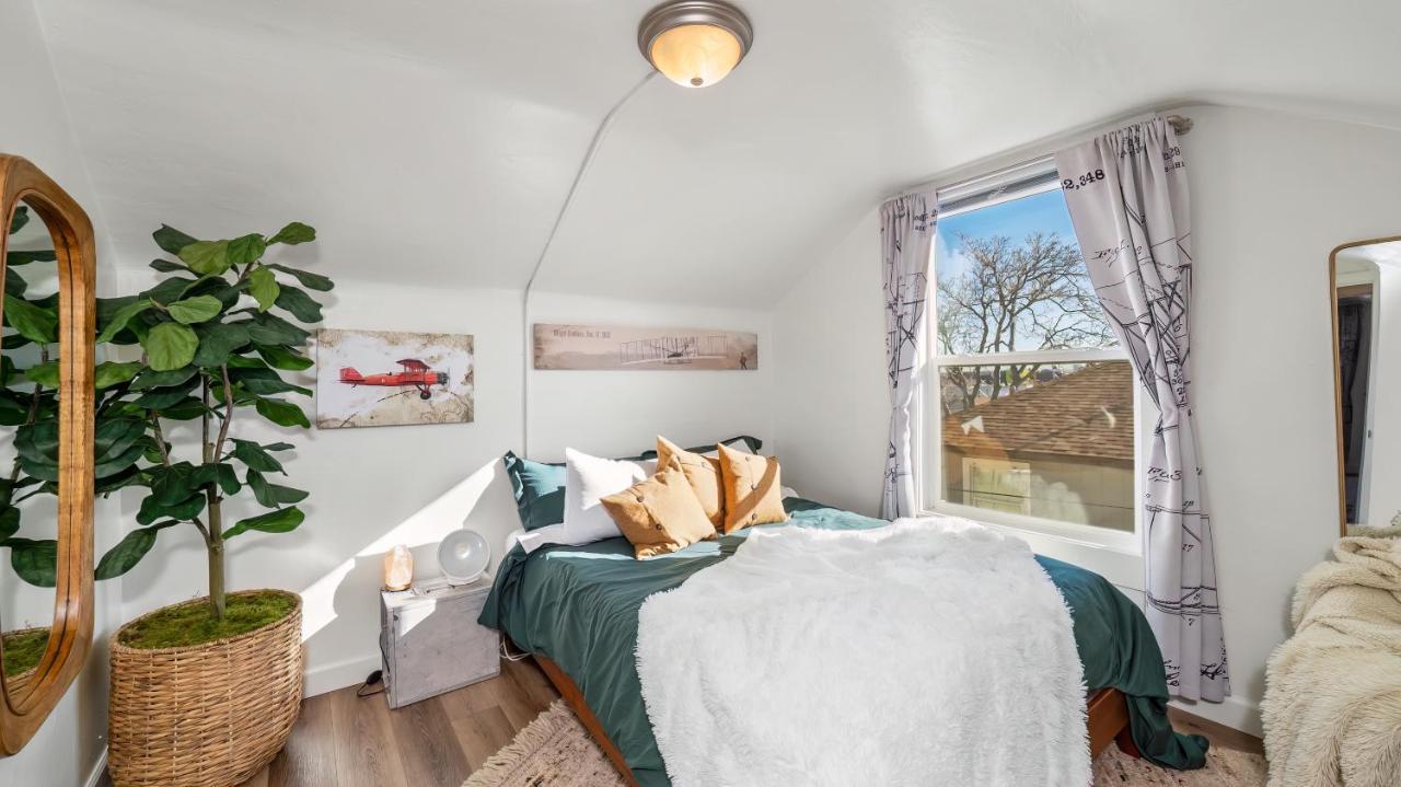 Midtown Flight Deck: 2br Gem