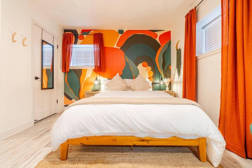 Apartment Riverside Luxe: Stylish Designer Retreat *