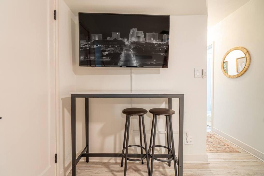 Apartment Riverside Luxe: Stylish Designer Retreat *