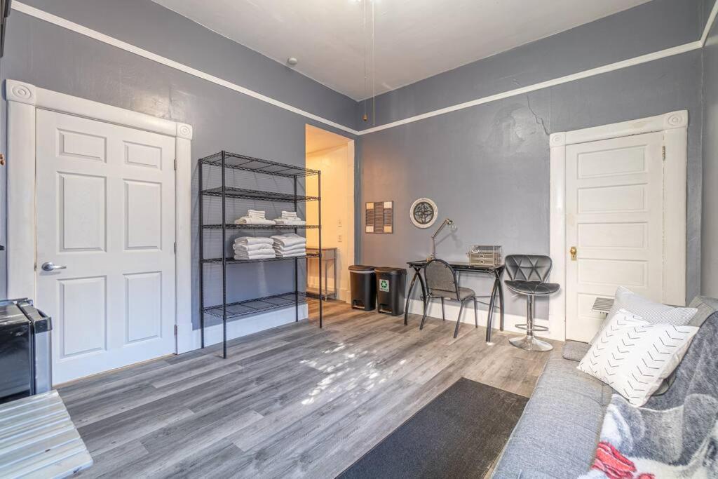 Apartment Rustic 3-bedroom, 1.5-bath Oasis By Downtown