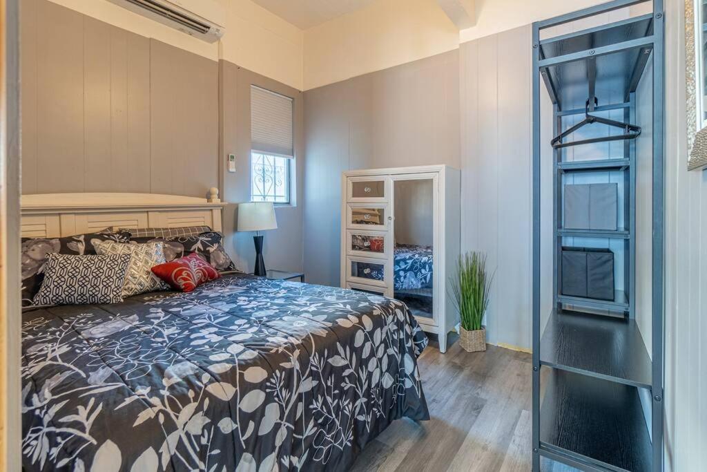 Apartment Rustic 3-bedroom, 1.5-bath Oasis By Downtown *