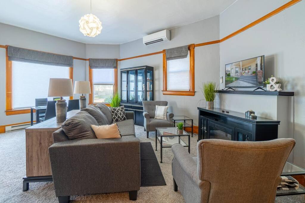 Rustic 3-bedroom, 1.5-bath Oasis By Downtown