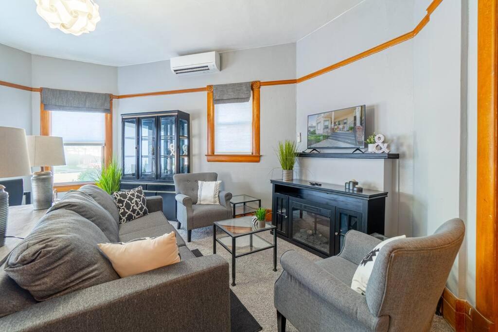 Rustic 3-bedroom, 1.5-bath Oasis By Downtown Apartment Reno